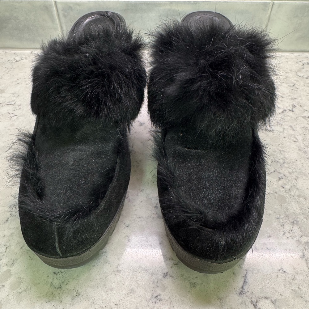 Coach Kaela fur wedges Black wedge size 8.5 EUC Nee Year Sale🔥🔥🔥🔥